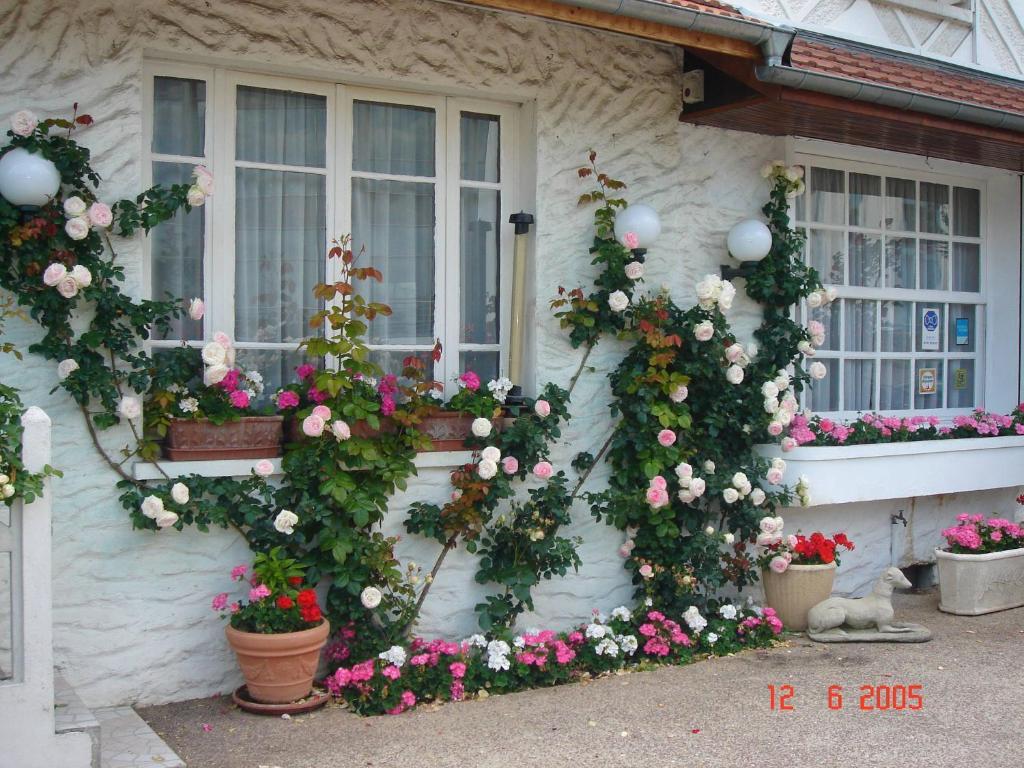 Hotel Restaurant Maison Blanche Rungis Exteriér fotografie